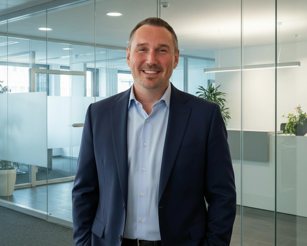 Portrait von Simon Hohmann, dem Gründer von FourMedia, in einem modernen, lichtdurchfluteten Bürogebäude.