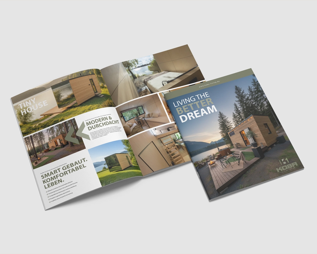 Geöffneter Imagekatalog für KOBA Living mit dem Slogan „Living the Better Dream“, der moderne Tiny Houses und Innenraumgestaltungen zeigt – Layout von FourMedia.