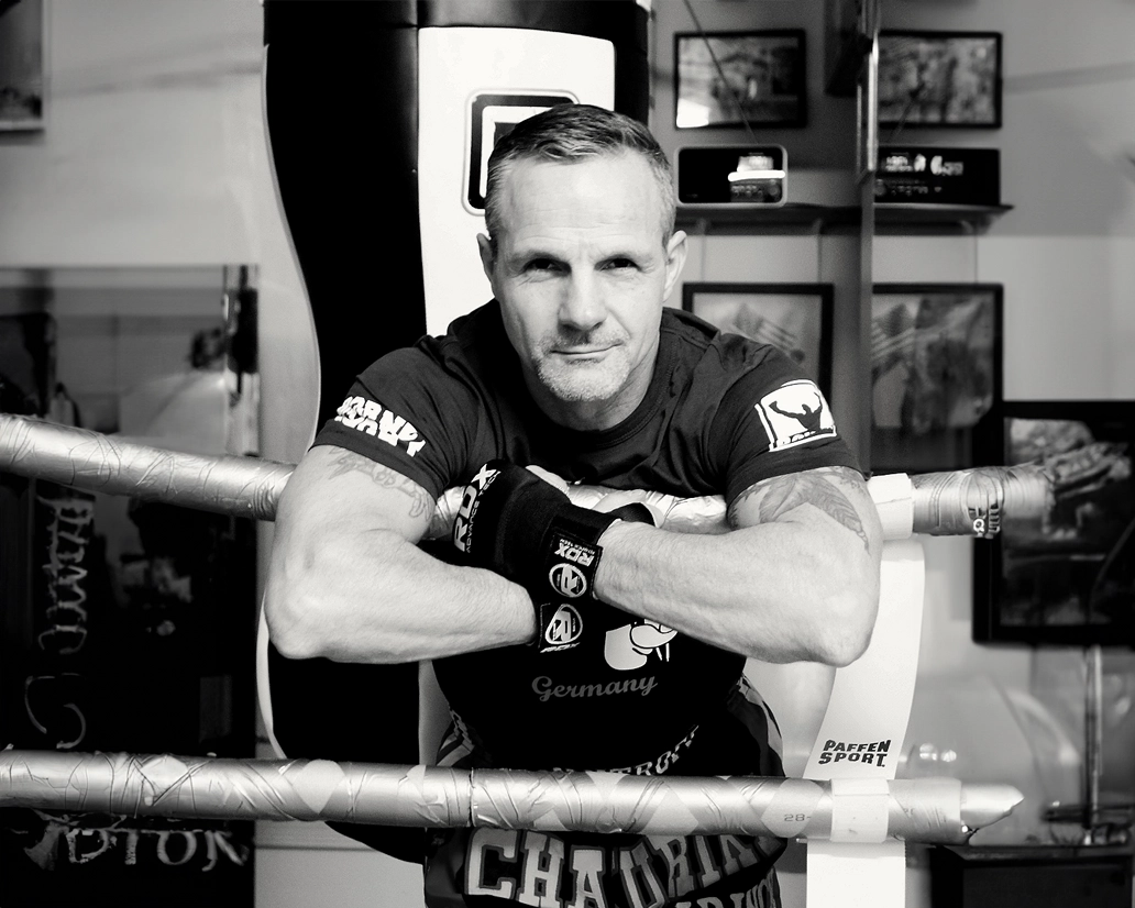 Schwarz-weiß Portrait von Mario Dimitroff, der sich fokussiert auf die Seile eines