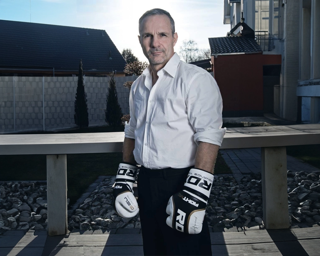 Mario Dimitroff im weißen Hemd und Boxhandschuhen – ausdrucksstarkes Charakter-Portrait für strategisches Personal Branding von FourMedia.