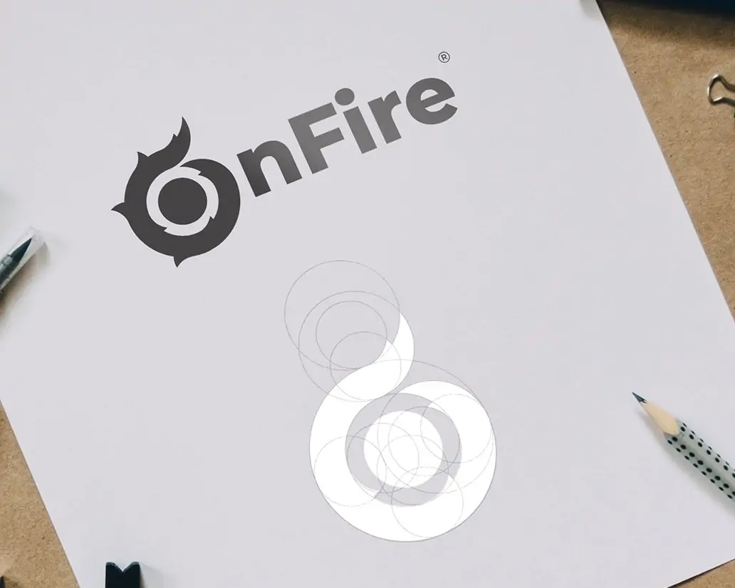 Skizze und geometrische Konstruktion des onFire Logos mit Hilfskreisen auf weißem Papier – Grafikdesign und Branding-Prozess von FourMedia.